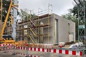  Auf dem Stahlbetonrohbau montierten die Mitarbeiter der Bamberger Natursteinwerke eine Natursteinfassade aus Sandstein 