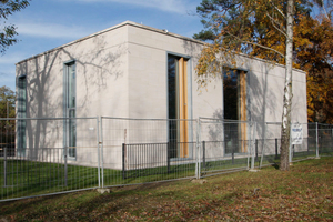  Die Mitte November vergangenen Jahres in Berlin-Dahlem eröffnete Galerie Bastian nach Plänen des Architekten John Pawson besticht durch ihre Einfachheit: Ein schlichter, 12,5 m x 20 m kleiner Pavillon mit einer Natursteinfassade, in die 5,60 m hohe Fenste 