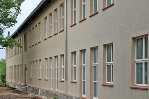  Neben einer passgenauen Wärmedämmung punktet die „Alte Schule“ in Halle nun auch wieder mit einer ansprechenden Optik. Dafür kam ein Oberputz mit bewegter Struktur zum Einsatz 