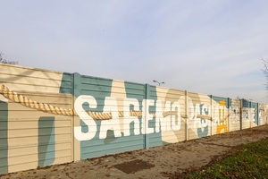  Ein langes Seil zieht sich durch das 400 Meter lange Wandbild in Cremona. 