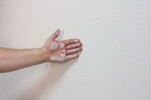  Um festzustellen, ob die alte Wand kreidet, genügt die einfache Wischprüfung per Hand 