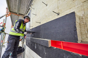  Die Fassadenflächen, die später mit Rockpanel-Tafeln oder Zinkrauten bekleidet werden sollten, erhielten eine Dämmung aus 300 mm dicken „Fixrock“-Platten. Teil des Brandschutzkonzeptes war das „Fixrock BWM Brandriegel Kit“ – ein&nbsp; System, das schnell montiert wird 