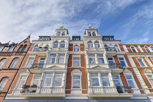  Originalgetreue Rekonstruktion: Rotklinker, elegant verzierte Erker und Gesimse, Stuckelemente und die bauchigen Balkongitter prägen das repräsentative Gesamtbild der denkmalgeschützten Fassade in Minden 