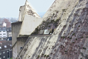  Zustand der Sichtbetonflächen am Wallfahrtsdom von Gottfried Böhm in Neviges vor Beginn der Sanierungsarbeiten 