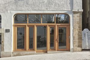  Die neuen Büroräume öffnen sich mit einer vollverglasten schaufensterähnlichen Fensterfront mit Profilen aus geöltem Eichenholz zur Straße hin 