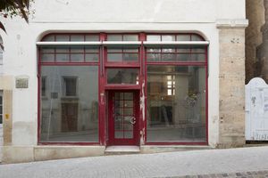  Wie das frühere Ladengeschäft (linkes Foto) öffnen sich auch die neuen Büroräume mit einer vollverglasten schaufensterähnlichen Fensterfront mit Profilen aus geöltem Eichenholz zur Straße hin (rechtes Foto) 