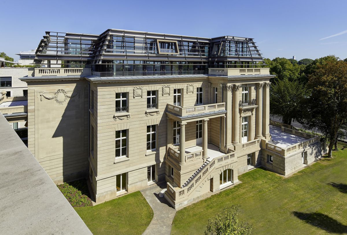 In der restaurierten Villa Oppenheim in Köln entwickelt sich die Aufstockung um das spektakuläre Oberlicht in der Beletage mit einer Stahlkonstruktion von Gustav Eiffel