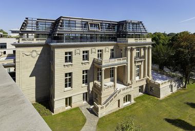 In der restaurierten Villa Oppenheim in K?ln entwickelt sich die Aufstockung um das spektakul?re Oberlicht in der Beletage mit einer Stahlkonstruktion von Gustav Eiffel