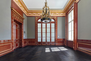  Um die historischen Wandmalereien in der Beletage zu schützen ersetzten die Handwerker im Mahagonisaal die nicht mehr zu rettenden Gobelins durch Lehmbauplatten 
