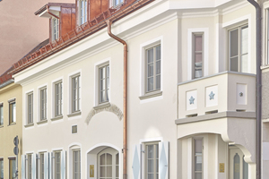  Die kleinmaßstäblichen Fensteröffnungen der Straßenfassade aus dem Frühbarock konnten erhalten bleiben, da sich dahinter die Schlafzimmer der Wohnungen befinden 