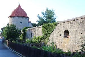  Der 1562 errichtete „Dicke Turm“ – auch Federolfsturm genannt – ist Bestandteil der fast vollständig erhaltenen Ummauerung der Altstadt.  