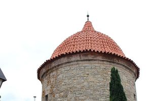 Der „Dicke Turm“ in Eibelstadt im Landkreis Würzburg hat eine neue Mönch-Nonnen-Deckung mit Hilfe der Deutschen Stiftung Denkmalschutz bekommen.  