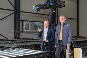  Prof. Tilo Heimbold (links) und Prof. Klaus Holschemacher mit einem Carbonbetongelege mit integriertem AS-Interface-Kabel im Carbonbetontechnikum der HTWK Leipzig. 