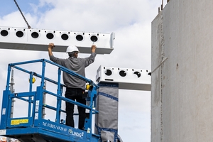  Verbunddecken aus Holz und Beton werden auf der Baustelle kombiniert mit Deltabeam-Trägern 