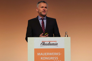  Johannes Edmüller, geschäftsführender Gesellschafter von Schlagmann Poroton, freut sich darauf, wieder zahlreiche hochklassige Referenten zum Mauerwerkskongress 2022 zu begrüßen.   