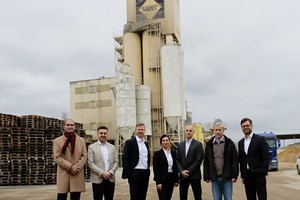  Die Sievert SE baut die Markposition in Tschechien aus. Vor dem Werk in Ledcice stehen (von links): Petr Koutnik, Geschäftsführer Sievert CZ, Andreus Aras, Leiter Corporate Strategy Development, Jens Günther, CEO Sievert SE, Tatjana Detzel, Geschäftsführerin Sievert Baustoffe, Martin Moravaecek, Vertriebsleiter, Tomas Fiala, Produktions- & Werksleiter und Christian Schwarck, CFO Sievert SE.  