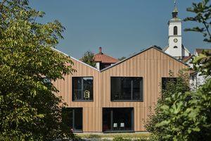  Der ökologische Baustoff Holz bestimmt innen und außen das Erscheinungsbild des Gebäudes.  