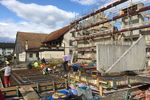  Auf der Gebäuderückseite entsteht über einem Untergeschoss die Bodenplatte für den Anbau 