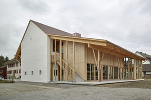  Auf der Gebäuderückseite der Scheune entstand ein Anbau in Holzbauweise 