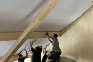  Die mit Schafswolle gedämmte Decke im Festsaal bespannten die Handwerker mit weißem Stoff 