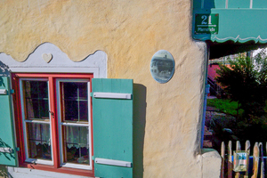  Liebe zum Detail: An der Fassade sorgen unter anderem Kalkfarbe und Kalkwasserlasur in Freskotechnik für Charme 