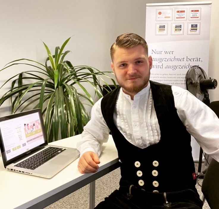 Zimmerer Benjamin Röske berät Handwerker als Finanzplaner - bauhandwerk