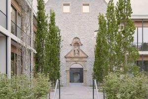  Die denkmalgeschützte Klosteranlage im Neubau der Firmengruppe Jacoby in Paderborn nach Plänen des Berliner Büros David Chipperfield Architects wurde selbstverständlich auch energetisch saniert 