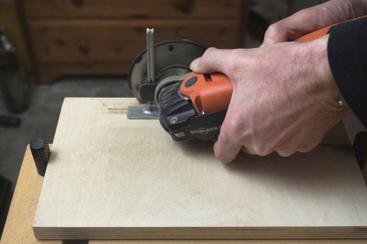 Typische Anwendung eines E-Cut-Sägeblattes Wood aus dem Innenausbau-Set Holz: Das Kürzen von Türstöcken