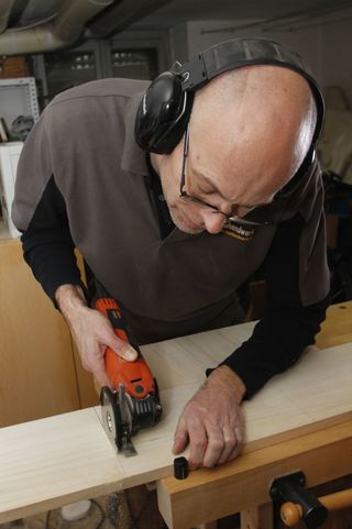 Durch das vergleichsweise weiche Holz des Blauglockenbaums arbeitet sich das Blatt der Minikreissäge selbst bei einer 18 mm dicken Platte anstandslos hindurch