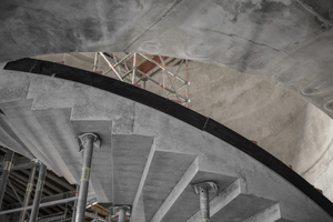  In den runden Ausschnitt in der Sichtbetondecke betonierten die Handwerker eine filigrane Wendeltreppe hinein 