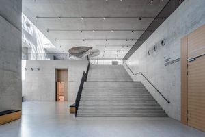  Im Inneren erwartet den Besucher des Dokumentationszentrums schon im Atrium ein moderner Sichtbetonbau, in dem er wie auf einer breiten Freitreppe in die erste Etage gelangt 