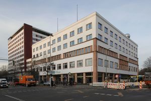  Von außen ist das „Deutschlandhaus“, in dem sich das Dokumentationszentrum Flucht, Vertreibung, Versöhnung in Berlin befindet, ein Gebäude im Stil der Neuen Sachlichkeit aus den späten 1920er-Jahren 