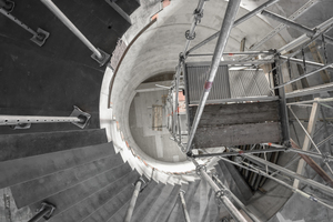  In den runden Ausschnitt in der Sichtbetondecke betonierten die Handwerker eine filigrane Wendeltreppe hinein 