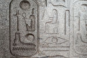  Der Reinigungseffekt auf den 3300 Jahre alten Hieroglyphen ist deutlich sichtbar 