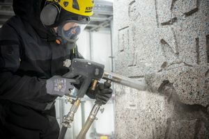  Der Großteil der Reinigung geschieht mit dem  Niederdruck-Mikropartikelstrahlverfahren. Die Arbeiter tragen hierbei aus Sicherheitsgründen einen Schutzanzug und Vollatemschutz mit Frischluftzuführung 