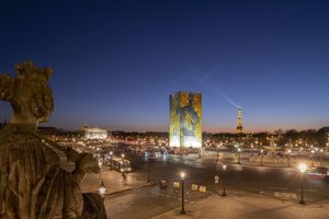  Der eingerüstete und mit der künstlerisch gestalteten Bauplane versehene Obelisk auf dem Place de la Concorde in Paris 