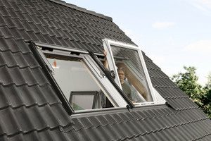  Personen, die ihre alten Dachfenster gegen energieeffiziente Modelle austauschen, können dank staatlicher Förderprogramme beachtliche Zuschüsse für Produkt- und Handwerkerkosten erhalten. 