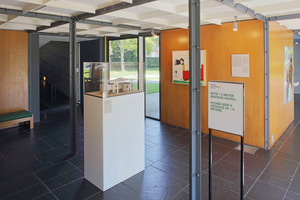  Ausstellungswände zwischen Küche und Atelier mit einem Modell des Pavillons. Im Hintergrund der Rampenzugang für das Erdgeschoss 
