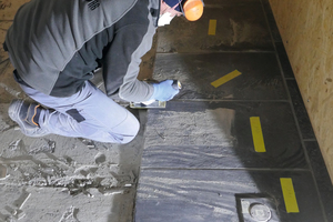  Die Schieferplatten werden für die Wiederverwendung ausgebaut 