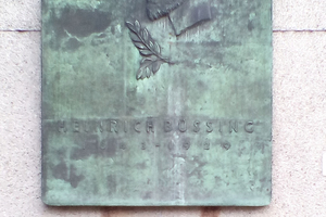  Grünspan verschmutzte die Bronzetafel von Heinrich Büssing an der Technischen Universität Braunschweig  