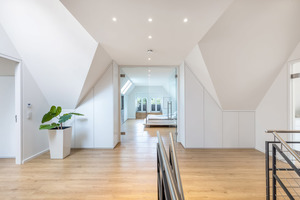  Die fertig ausgebaute Wohnung Nr. 14 bietet mit rund 280 m2 auf zwei Etagen Wohnkomfort der Extraklasse 