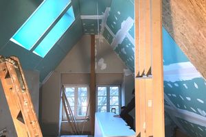  Um eine Ganzglasdusche sicher befestigen zu können, montierten die Trockenbauer an der Dachschräge eine zusätzliche Holzwerkstoffplatte. Ebenfalls im Duschbereich errichteten sie eine Holztragkonstruktion, die einen fast raumhohen Spiegel trägt 