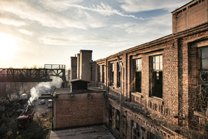  Vor der Sanierung: Das verfallene Backsteingebäude der ehemaligen Papierfabrik Phrix 