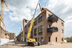  Dies ist der erste Gebäudekomplex, der fertig gestellt wurde. Er erhielt vorgehängte Balkone 