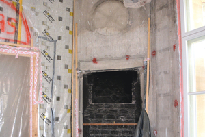  Im Übergangsbereich zwischen Wand und Decke war der Stuck im Weißen Saal von Feuchteschäden und Korrosion geprägt 