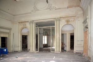  Der Zentralsaal in der Beletage vor Beginn der Restaurierungsarbeiten im Jahr 2015 … 