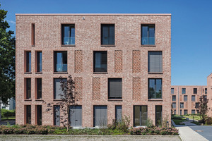  Durch die Variation der Fassadenöffnungen und Reliefs entsteht eine optische Vielfalt in dem kompakten Gefüge der Bielefelder Studentenwohnheime 