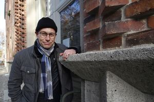  Thomas Wieckhorst, Chefredakteur der bauhandwerk, vor der expressionistischen Backsteinfassade des ehemaligen Postgebäudes W 30 in Berlin (ab Seite 10) 