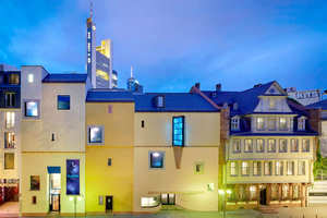  Um das Goethe-Haus (rechts) nicht zu erschlagen, hat das Büro Mäcklerarchitekten das Deutsche Romantik-Museum optisch in drei Häuser gegliedert. 