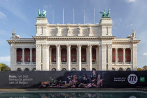  Die Natursteinfassade des Königlichen Museums der Schönen Künste in Antwerpen besitzt architektonisch einzigartige Friese, Büsten, Medaillons und Skulpturen aus der Kunstgeschichte                    